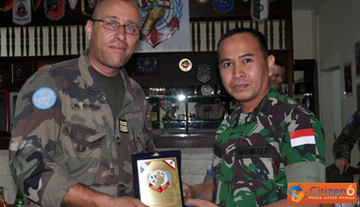 Citizen6, Lebanon: Sebagai penutup kunjungan dilaksanakan tukar menukar cinderamata plakat kenang-kenangan simbol masing-masing satuan. (Pengirim: Badarudin Bakri).