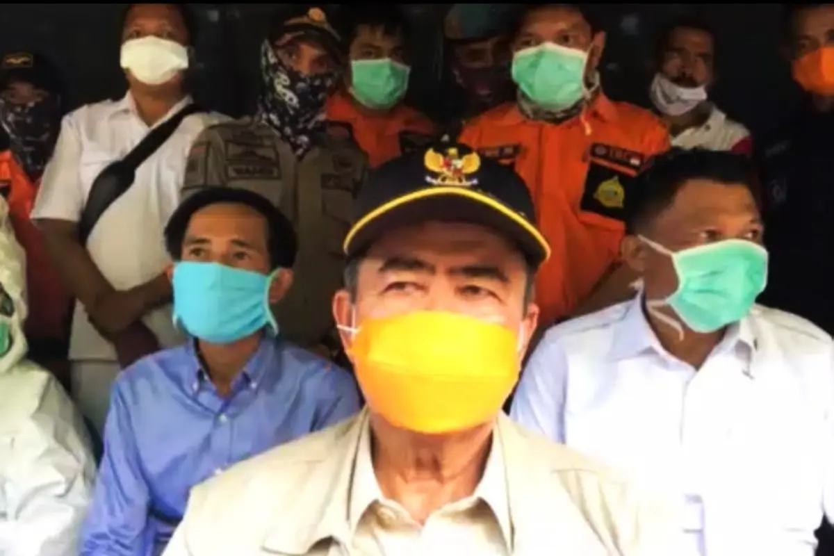 Wakil Gubernur Sumbar, Nasrul Abit melakukan wawancara online dengan jurnalis ketika mematau kondisi di perbatasan Sumbar dengan Bengkuklu, Sabtu (4/4/2020)