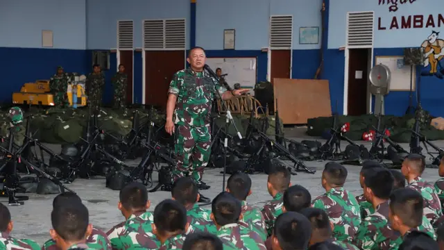 Asops Panglima TNI Mayjen TNI Ganip Warsito memberikan pengarahan kepada sejumlah Prajurit TNI