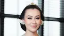 Di prosesi Dulangan jelang pernikahannya dengan Thariq Halilintar, Aaliyah Massaid memesona dibalut kebaya hijau muda dan taburan payet emas. Kebaya klasik ini diberi detail pemanis berupa bros emas di bagian tengah dada. [Foto: Instagram/leoafandi_]