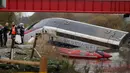 Petugas saat melakukan evakuasi terhadapa kereta yang tergelincir dan jatuh disebuah sungai dekat Strasbourg, Perancis, Sabtu (14/11/2015). Diduga kereta tergelincir karena menggunakan kecepatan yang berlebihan. (REUTERS/Vincent Kessler)