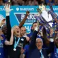 Kapten Leicester City, Wes Morgan, dan pelatih Claudio Ranieri mengangkat trofi juara Liga Inggris seusai mengalahkan Everton 3-1 di Stadio King Power, Leicester, Sabtu (7/5/2016). (AFP/Adrian Dennis)