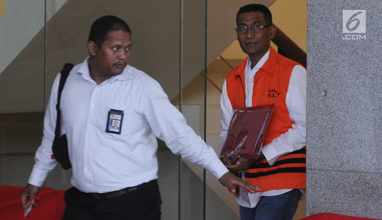 Bupati Kudus Muhammad Tamzil usai menjalani pemeriksaan oleh penyidik di Gedung KPK, Jakarta, Rabu (21/8/2019). Muhammad Tamzil diperiksa sebagai tersangka terkait dugaan suap pengisian jabatan perangkat daerah Kabupaten Kudus tahun 2019. (merdeka.com/Dwi Narwoko)