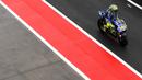 Pebalap Movistar Yamaha, Valentino Rossi, memacu motornya saat sesi latihan kedua jelang GP Malaysia di Sirkuit Sepang, Jumat (27/10/2017). Pada sesi ini pebalap Italia itu berada pada posisi keenam dengan waktu 13,071 detik. (AFP/Manan Vatsyayana)