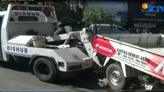 Warga mendesak Dinas Perhubungan segera mendirikan larangan parkir jika ingin bertindak tegas pada kendaraan yang parkir sembarangan.