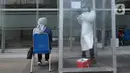 Petugas melakukan swab test antigen kepada pemudik saat arus balik Lebaran di Terminal Pulogebang, Jakarta, Jumat (21/5/2021). Satu minggu setelah Lebaran, pemudik yang tiba di Terminal Pulogebang wajib menjalani tes COVID-19. (merdeka.com/Imam Buhori)