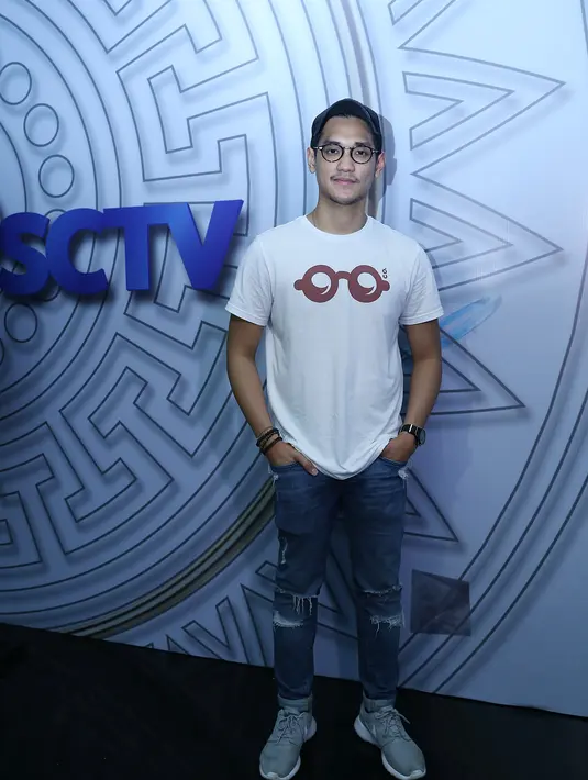 "Tata panggung belum pernah saya lihat. LED Kinetic, menggantung bisa bergerak. Pas lihat sangat kagum ya," kata Afgan Syahreza di Istora Senayan, Jakarta Pusat, Selasa (23/8). (Galih W. Satria/Bintang.com)