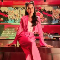 Cinta Laura Kiehl terlihat menawan dengan pilihan warna outfit yang seru. Ia terlihat menawan dalam balutan crop blazer yang menampilkan kesan stylish. (Foto: Cinta Laura Kiehl)