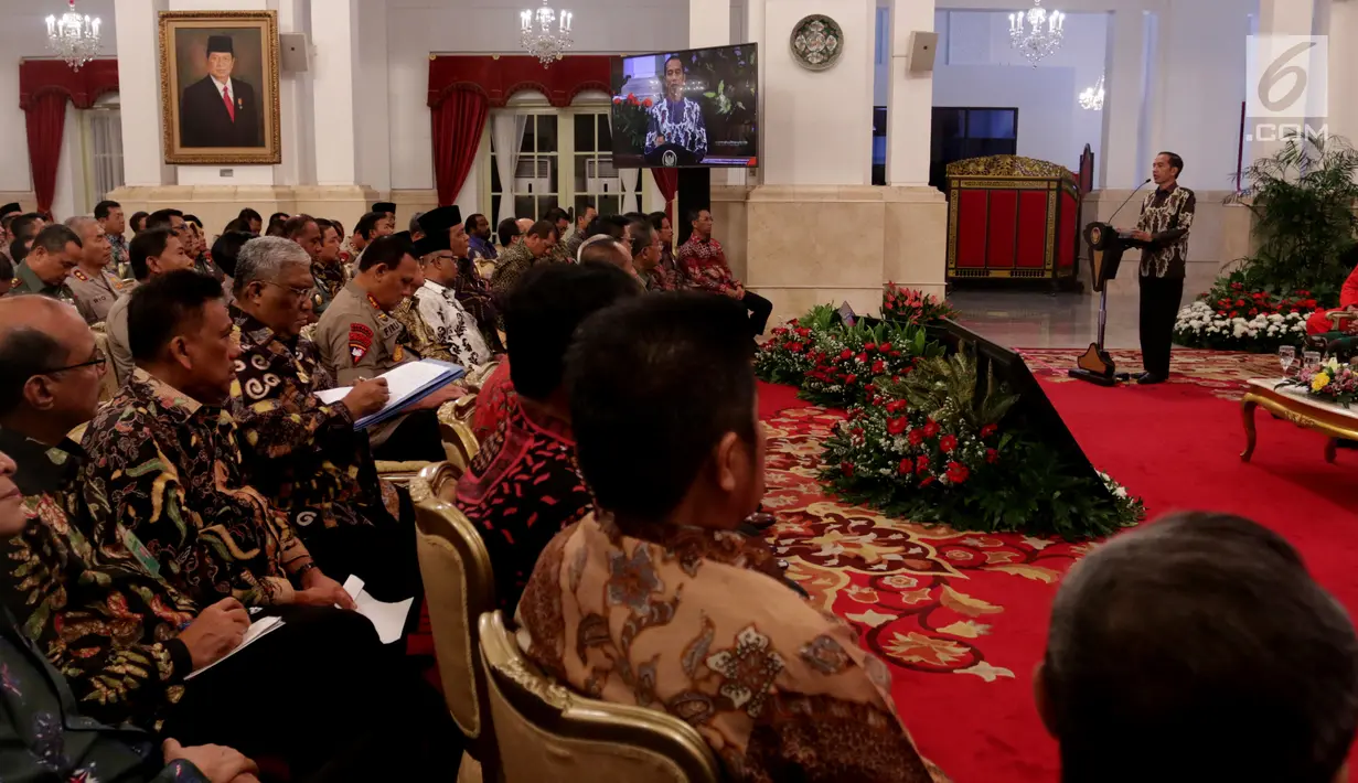 Presiden Joko Widodo memberi pengarahan dalam Rapat Koordinasi Nasional Pengendalian Kebakaran Hutan dan Lahan di Istana Negara, Jakarta, Selasa (6/8/2019). Jokowi menegaskan tak segan mencopot Kapolda, Kapolres, Danrem hingga Pangdam yang tidak mampu mengatasi karhutla. (Liputan6.com/Angga Yuniar)