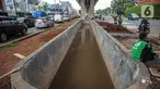 Suasana proyek pembangunan kolam olakan air di Kelapa Gading, Jakarta, Minggu (31/1/2021). Pemprov DKI Jakarta melalui Dinas Sumber Daya Air terus melakukan upaya untuk mengendalikan dampak musim hujan, salah satunya dengan membuat kolam olakan air secara bertahap. (Liputan6.com/Faizal Fanani)