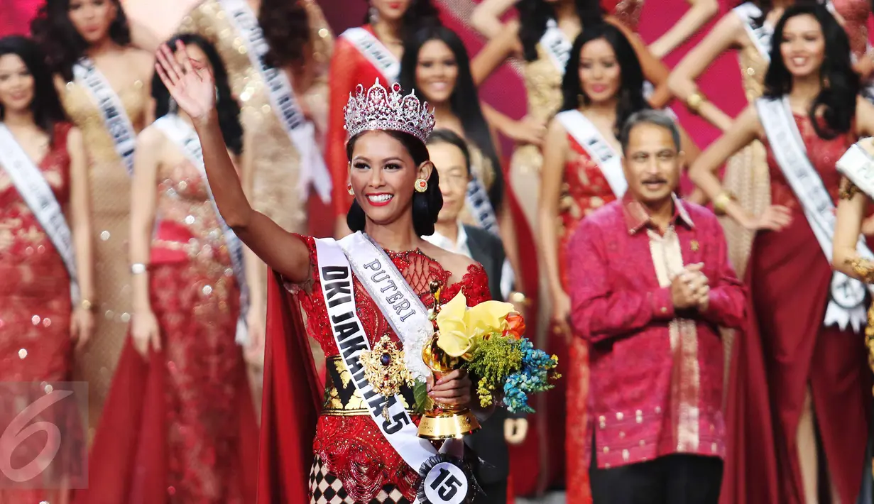 Bunga Jelita Ibrani menyapa penonton usai terpilih sebagai Puteri Indonesia 2017 pada malam Grand Final Putri Indonesia 2017 di JCC, Jakarta, Sabtu (1/3) dini hari. Bunga akan mengikuti ajang Miss Universe, pada 2018. (Liputan6.com/Angga Yuniar)