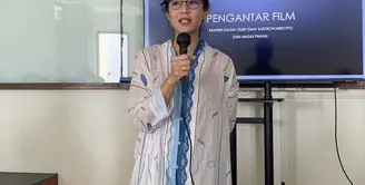 Dian Sastrowardoyo bersama Hagai Pakan berkesempatan memberi materi Pengantar Film di Universitas Indonesia. Ia justru tampil bak mahasiswa dengan pakaian yang ia kenakan. Credit: (@therealdisastr)