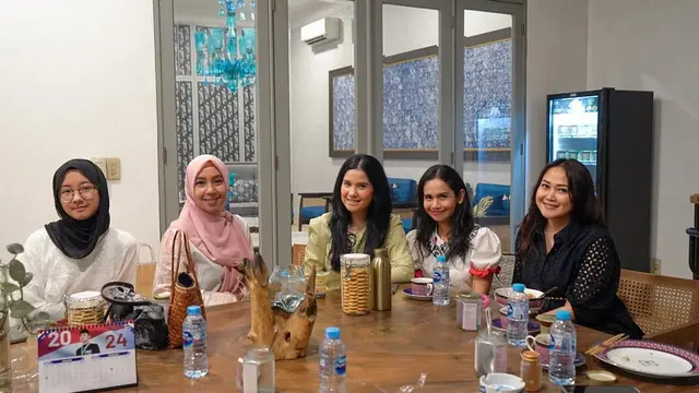 Potret Annisa Pohan saat buka bersama dengan keluarga besar (Sumber: Instagram/@annisayudhoyono)