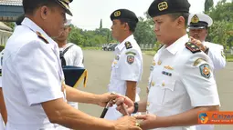 Citizen6, Surabaya: Prosesi sertijab sekolah pencetak prajurit Sub Marine ini,  dipimpin Komandan Pusat Pendidikan Khusus (Dan Pusdiksus) Kolonel Laut  (P) Zaenal Akbar. (Pengirim: Penkobangdikal)
