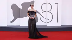 Aktris Bollywood Amy Jackson berpose di hadapan fotografer setibanya pada pemutaran perdana film 'Beetlejuice Beetlejuice' dan upacara pembukaan Festival Film Venice ke-81, Rabu (28/8/2024). (Photo by Vianney Le Caer/Invision/AP)
