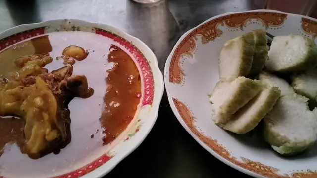 Rekomendasi Tempat Makan Lontong Kikil Enak di Surabaya