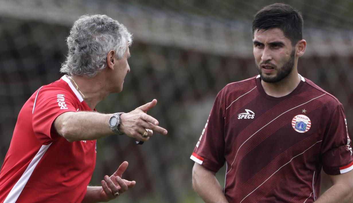 Pelatih Persija Jakarta, Ivan Kolev, berdiskusi dengan Jakhongir Abdumuminov saat latihan di Lapangan Sutasoma, Jakarta, Rabu (16/1). Ini merupakan latihan perdana yang dipimpin oleh Ivan Kolev. (Bola.com/Yoppy Renato)