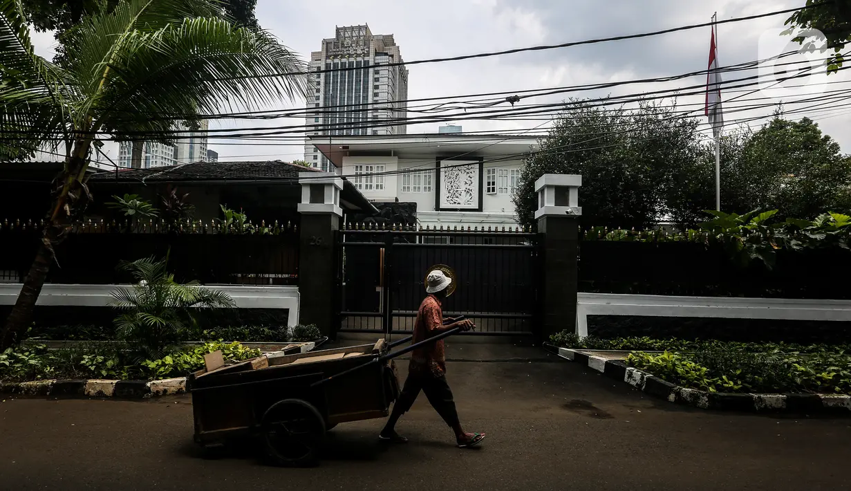 Suasana rumah dinas Edhy Prabowo setelah satu hari tertangkap KPK, di Jalan Widya Chandra V, no 26, Jakarta, Kamis (26/11/2020). KPK menetapkan Menteri Kelautan dan Perikanan Edhy Prabowo sebagai tersangka korupsi suap Izin Ekspor Benih Lobster di KKP. (Liputan6.com/Johan Tallo)