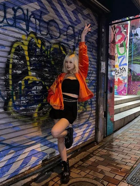 Perempuan berusia 23 tahun ini penampilannya selalu buat penggemarnya terpesona. Ia selalu tampil eksentrik dengan gaya pakaian kekiniannya. Efeknya, Feni bahkan disebut seperti idol K-Pop dengan gaya penampilannya yang selalu menawan. (Liputan6.com/IG/@jkt48feni)