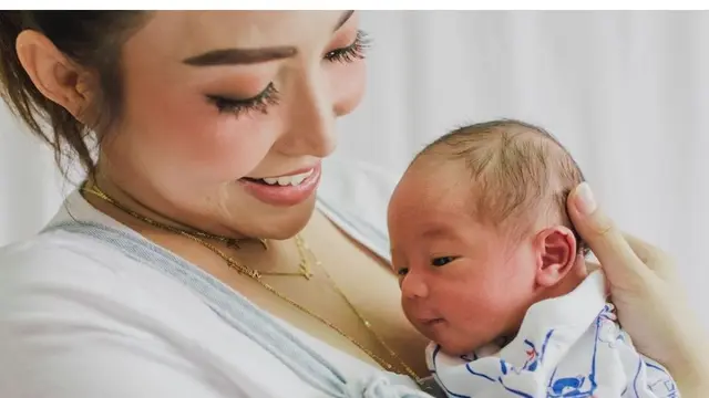Potret Terbaru Ayu Dewi Pasca Melahirkan Bersama Keluarga