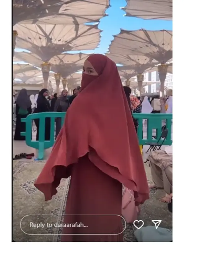 7 Potret Dara Arafah Pakai Cadar saat Umroh Ini Banjir Pujian
