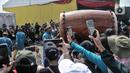 Ada pula ditampilkan prosesi hantaran Lebaran Betawi, pameran foto Jakarta Tempo Dulu, pembuatan dodol, makanan khas Betawi, stand foto Lebaran Betawi, dan pemutaran film. (merdeka.com/Iqbal S. Nugroho)