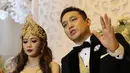 Gilang Dirga didampingi Adiezty Fersa menggelar jumpa pers pernikahan mereka di Kelapa Gading, Jakarta, Minggu (18/9). Sebagai mas kawin, Gilang Dirga memberikan seperangkat alat salat dan uang sebesar 300.314 rupiah. (Liputan6.com/Herman Zakharia)