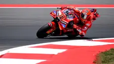 Pembalap MotoGP Spanyol dari Tim Ducati Lenovo, Marc Marquez, memacu motornya saat sesi latihan bebas jelang MotoGP Grand Prix Indonesia di Sirkuit Internasional Mandalika, Mandalika, Nusa Tenggara Barat, Jumat 3 Oktober 2025. (SONNY TUMBELAKA/AFP)