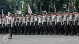 Aparat gabungan Polisi, TNI dan Satpol PP melakukan apel pasukan jelang malam Takbiran dan Idul Fitri di Mapolda Metro, Jakarta, (5/7). Polda Metro kerahkan ribuan personil untuk pengamanan malam Takbiran dan Idul Fitri 2016. (Liputan6.com/Yoppy Renato)