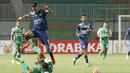 Pemain Arema Cronus, Raphael Maitimo (atas) berebut bola dengan pemain PS TNI, Wawan Febriyanto  pada laga Torabika SC 2016 di Stadion Pakansari, Bogor, Minggu (31/7/2016). (Bola.com/Nicklas Hanoatubun)