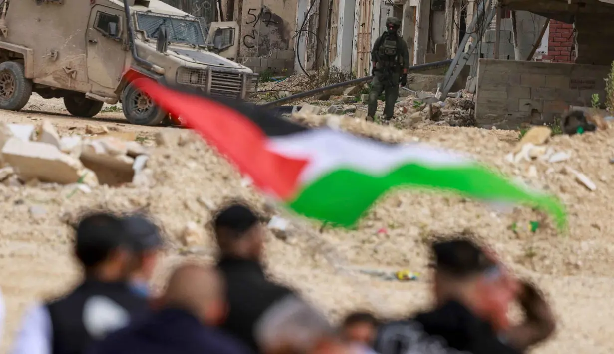 Warga Palestina berunjuk rasa setelah tentara Israel memblokir pintu masuk kamp pengungsi Palestina Nur Shams di Tepi Barat yang diduduki pada Senin 9 Februari 2026. Warga Palestina yang mengungsi menuntut diizinkan kembali ke rumah yang mereka tinggalkan pada tahun lalu selama operasi militer Israel berlangsung. (Jaafar ASHTIYEH/AFP)