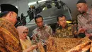 Jokowi dan JK melihat-lihat batik yang dijajakan, Pasaraya Blok M, Jakarta, Kamis (2/10/2014) (Liputan6.com/Herman Zakharia)