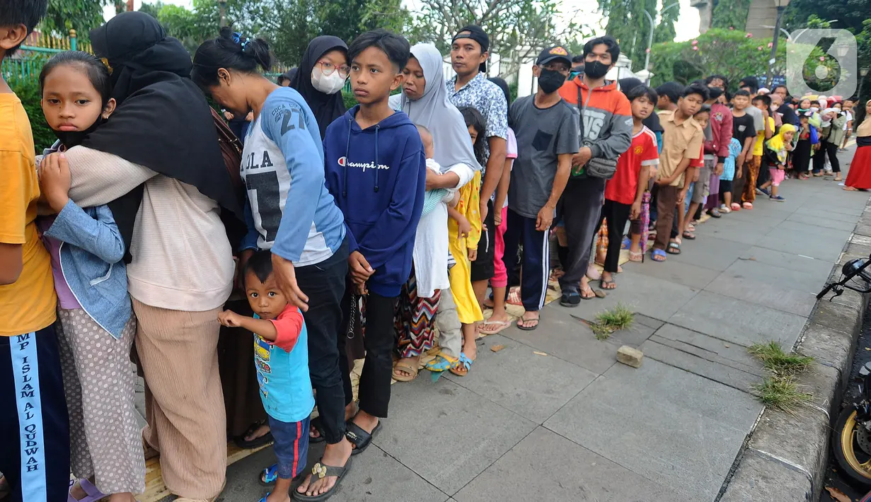 Warga dengan tertib mengantre untuk mendapatkan takjil gratis. (merdeka.com/Arie Basuki)