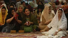Anak Almarhum Presiden Soeharto, Tutut dan Titiek tampak hadir dalam acara  peringatan dua tahun (haul) Taufik Kiemas, Jakarta, Senin (8/6/2015). Sejumlah pejabat negara hadir pada acara haul tersebut. (Liputan6.com/Herman Zakharia)