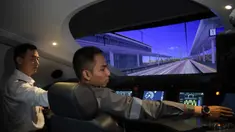 Seorang peserta pelatihan masinis untuk kereta cepat Jakarta-Bandung "Whoosh" dipandu oleh seorang instruktur asal China dalam simulator mengemudi di depo stasiun Tegalluar, Bandung, Jawa Barat, pada 17 Januari 2024. (Timur MATAHARI/AFP)