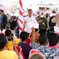 Presiden Jokowi meninjau penyerahan bantuan sosial di Kantor Pos Dobo Kabupaten Kepulauan Aru Provinsi Maluku, Kamis (15/9/2022). (Biro Pers Sekretariat Presiden)