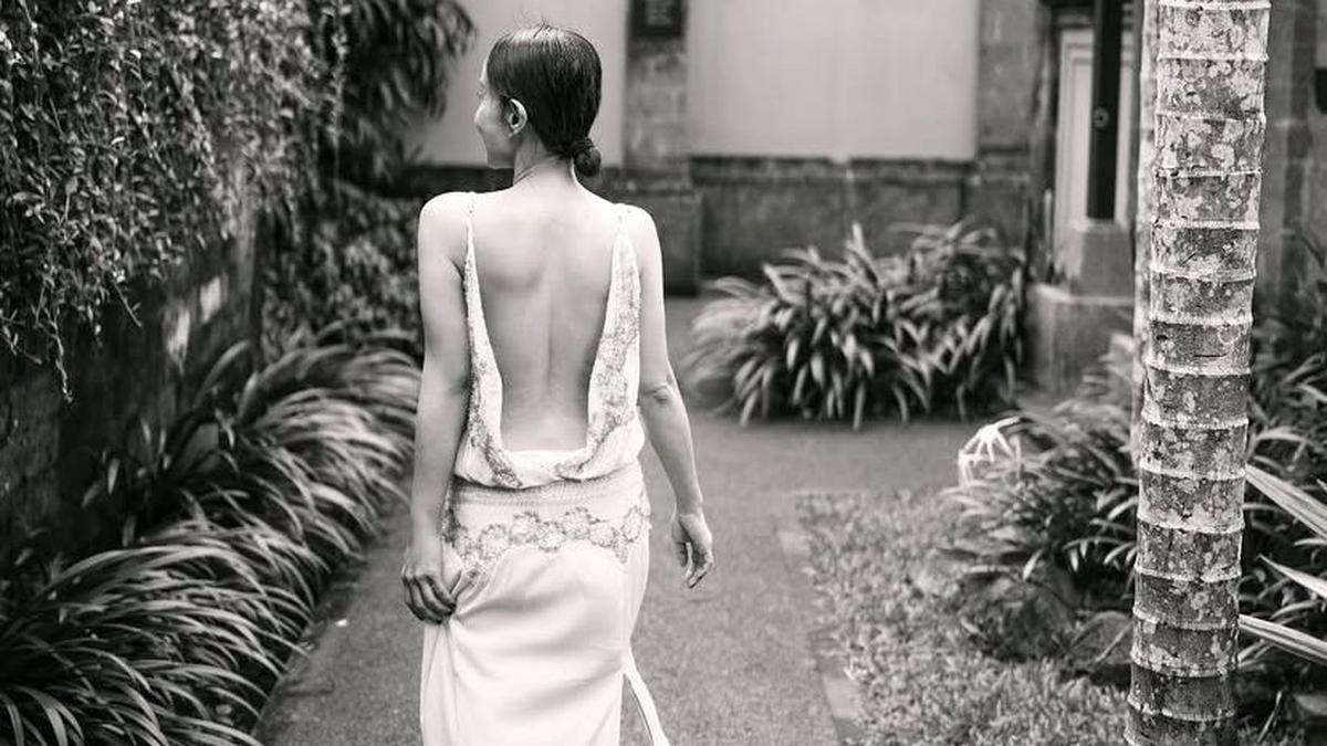 Potret Hitam Putih Dearly Djoshua Pamer Punggung, Ari Lasso Minta Dihapus