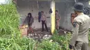 Kepolisian Resor Bogor bersama petugas Satpol PP mencari warga penderita gangguan jiwa di Kabupaten Bogor, Jawa Barat, Rabu (14/2). Petugas mengamankan 16 orang gangguan kejiwaan dari sejumlah ruas jalan di beberapa lokasi. (Liputan6.com/HO/Polres Bogor)