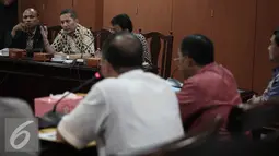 Suasana pertemuan antara Bupati Tangerang, Ahmed Zaki Iskandar dengan Ombudsman Republik Indonesia (ORI) terkait rencana penggusuran Kampung Nelayan Dadap, Jakarta, Jumat (20/5). (Liputan6.com/Faizal Fanani)