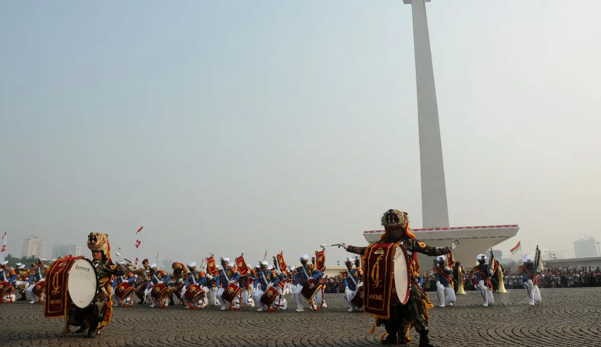 Tim Marching Band Taruna Akademi Militer tampil memeriahkan HUT RI ke-69 di kawasan Tugu Monas, Jakarta, (31/8/2014). (Liputan6.com/Helmi Fithriansyah)