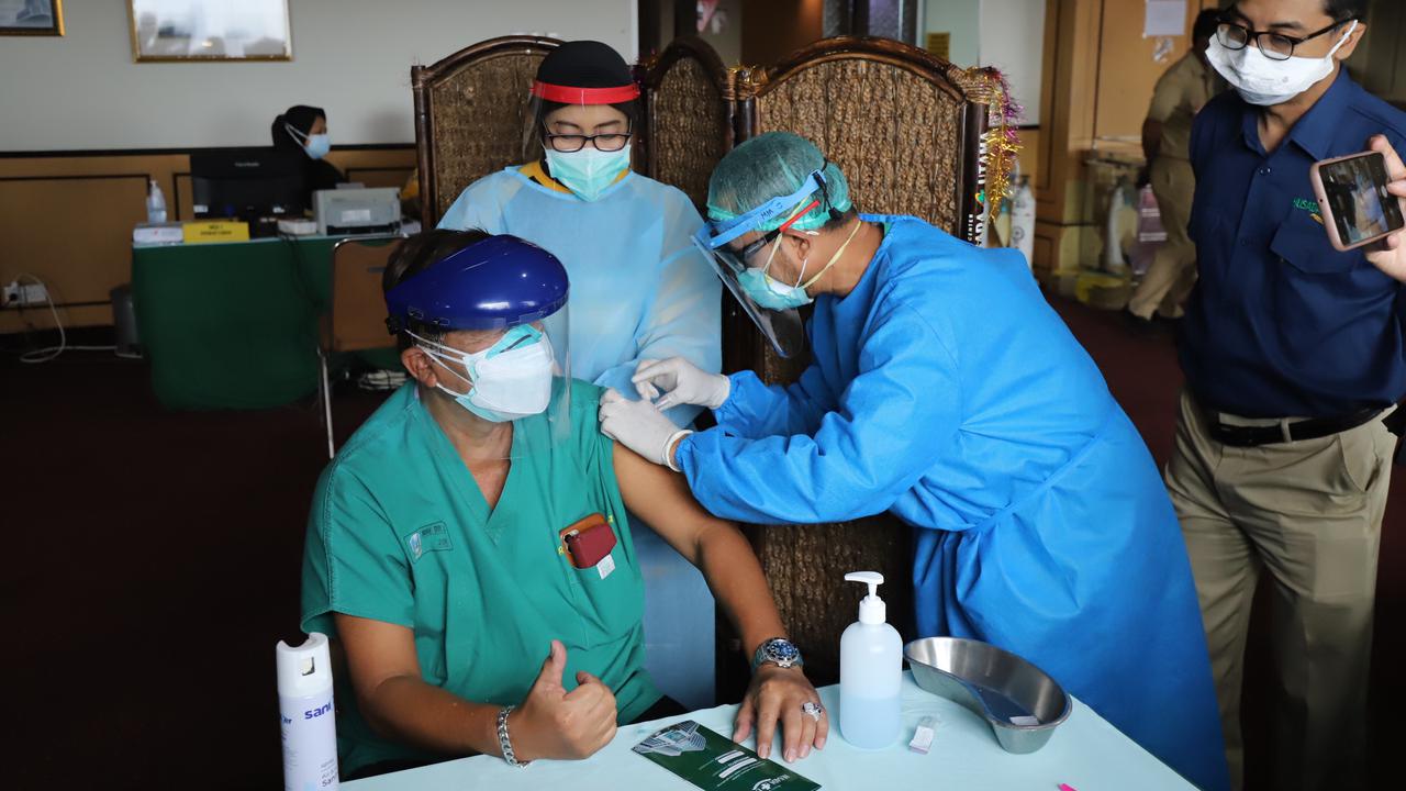 Vaksinasi Covid-19 lansia di Surabaya. (Dian Kurniawan/liputan6.com)