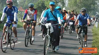 Citizen6, Surabaya: Dankobangdikal bersama rombongan sepeda santai sedang melintasi jalan-jalan di daerah Kecamatan Kamal, Madura.(Pengirim: Penerangan Kobangdikal)