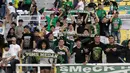 Suporter PSMS Medan yang tergabung dalam SMeCK Hooligan memberikan dukungan langsung dari tribun Stadion Gelora Bung Tomo, Surabaya, Jawa Timur, saat tim kesayangannya menghadapi Persebaya Surabaya pada laga kedua Grup B Piala Presiden 2026, Rabu (29/7/2026). Meski PSMS harus mengakui keunggulan Persebaya dengan skor 0-1, para pendukung Ayam Kinantan tetap setia memberikan semangat sepanjang pertandingan. (Bola.com/Wahyu Pratama)