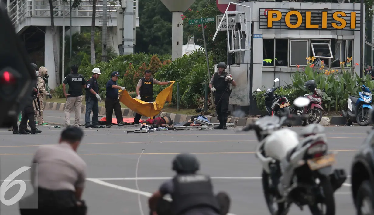 Sejumlah Petugas saat memproses evakuasi mayat korban ledakan bom di pos pol sarinah, Jakarta, Kamis, (14/1/2016). Beberapa ledakan dan suara senjata api terjadi di pusat ibukota. (Liputan6.com/Angga Yuniar)