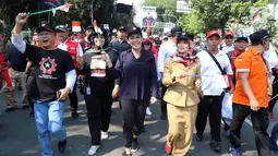 Ketua Umum KPRI Rieke Diah Pitaloka bersama ribuan buruh turun ke jalan saat menggelar karnaval dan deklarasi dalam peringatan Hari Buruh Sedunia, Jakarta, Selasa (1/5). (Liputan6.com/JohanTallo)