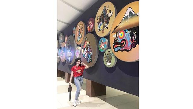 6 Potret Via Vallen Pakai Jersey Manchester United, Makin Cantik Saja