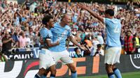 Pemain Manchester City, Tijjani Reijnders (kanan) merayakan gol yang dicetak oleh Erling Haaland dalam laga Liga Inggris 2025/2026 di Molineux stadium, Wolverhampton, Inggris, Sabtu (16/08/2025) waktu setempat. (AFP/Darren Staples)