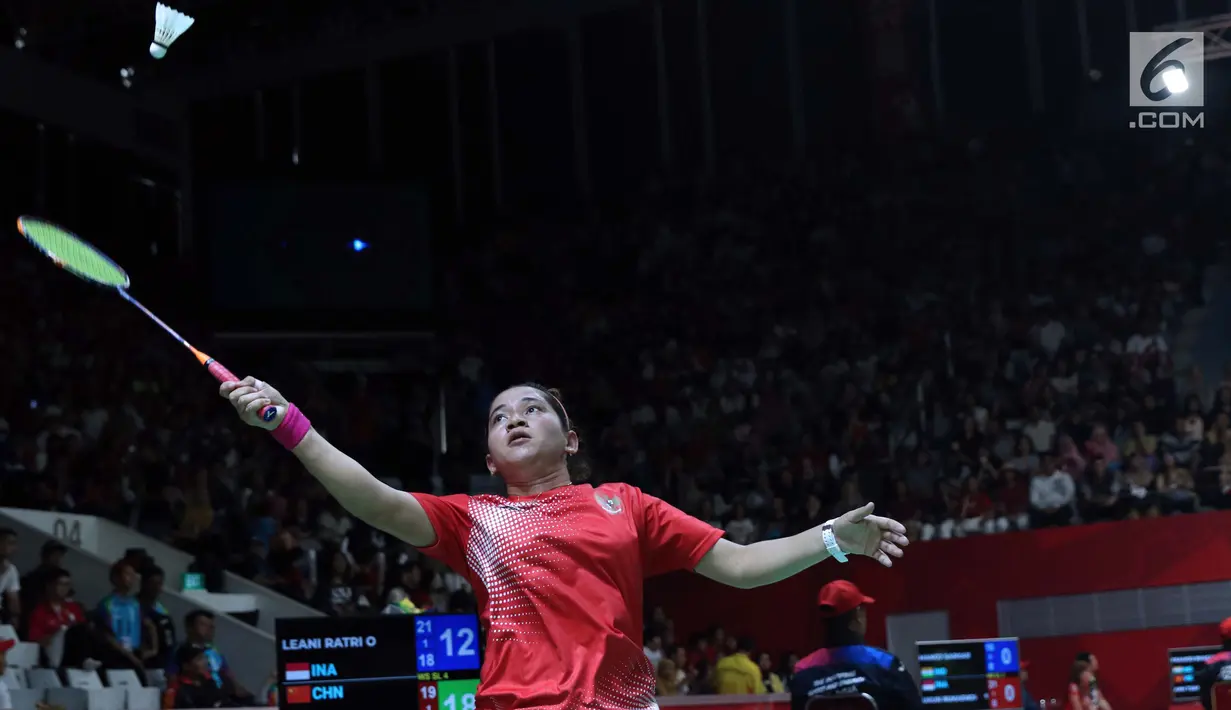 Atlet para bulutangkis tunggal putri Indonesia, Oktila Laeni Ratri mengembalikan kok ke arah Cheng Hefang (China) saat final tunggal putri SL 4 Asian Para Games 2018 di Istora GBK Jakarta, Jumat (12/10). Oktila kalah 1-2. (Liputan6.com/Helmi Fithriansyah)