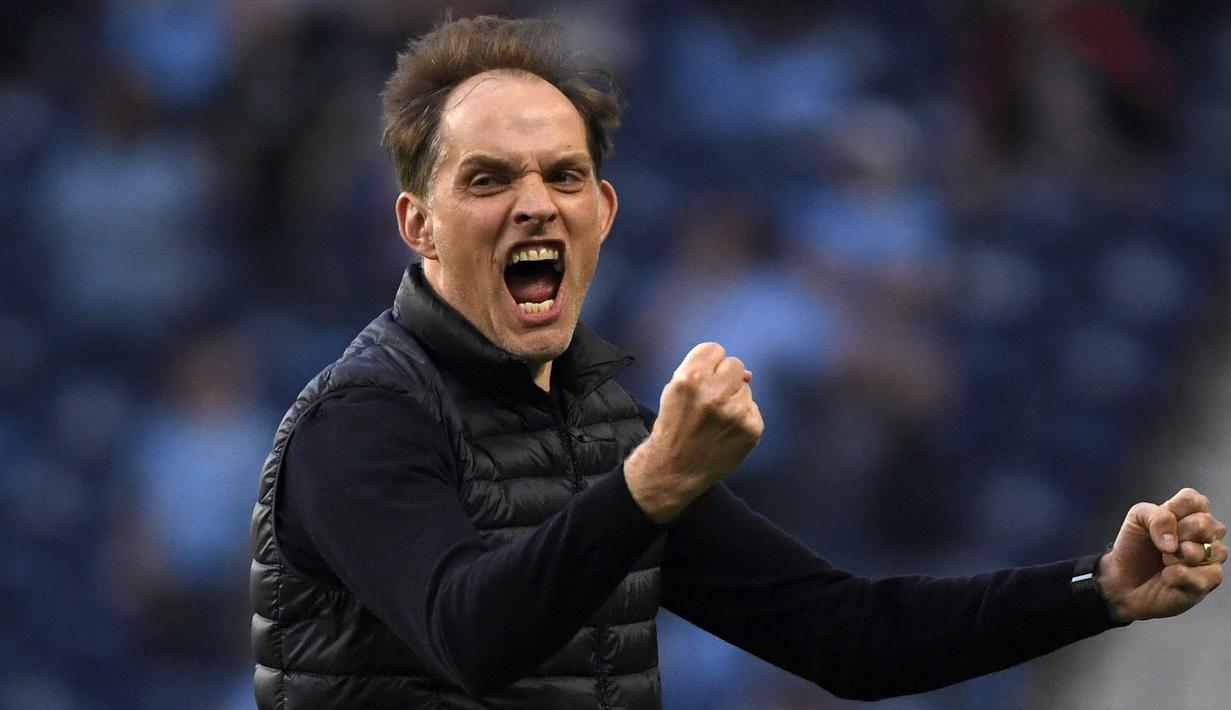 Pelatih Chelsea, Thomas Tuchel, melakukan selebrasi usai Kai Havertz mencetak gol ke gawang Manchester City pada laga final Liga Champions di Stadion Dragao, Minggu (30/5/2021). Chelsea sementara unggul 1-0 di babak pertama. (Pierre Philippe Marcou/Pool via AP)