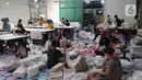 <p>Pekerja menyelesaikan pembuatan mukena pada pabrik busana muslim Siti Khadijah di Limo, Depok, Jawa Barat, Senin (25/04/2022). Busana mukena ini dipasarkan di tingkat lokal Indonesia dan diekspor ke Malaysia. (merdeka.com/Arie Basuki)</p>